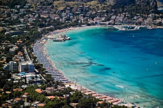 Vybrali jsme pro vás ty nejkrásnější pláže na Sicílii. Pojďte si s námi užít tu nádheru.