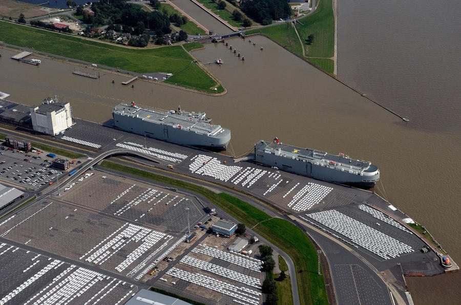 Nákladní lodě v německém přístavu ve městě Emden. Tento přístav se specializuje zejména na dopravu automobilů.