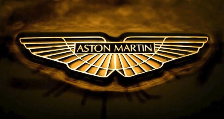 Logo automobilky Aston Martin, která přichází s novým a bezpečným modelem Vantage.