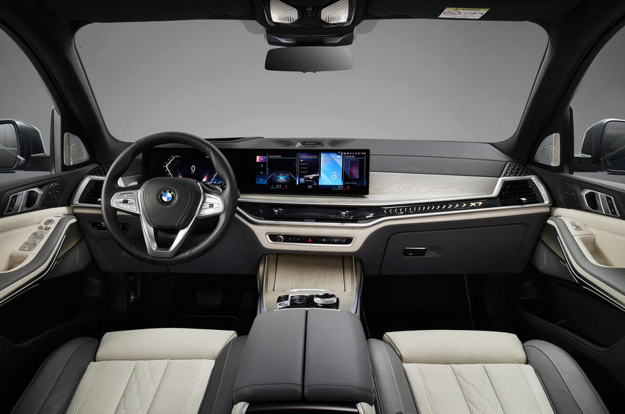 Uvnitř vozu BMW X7 se nachází 14,9 palcový displej