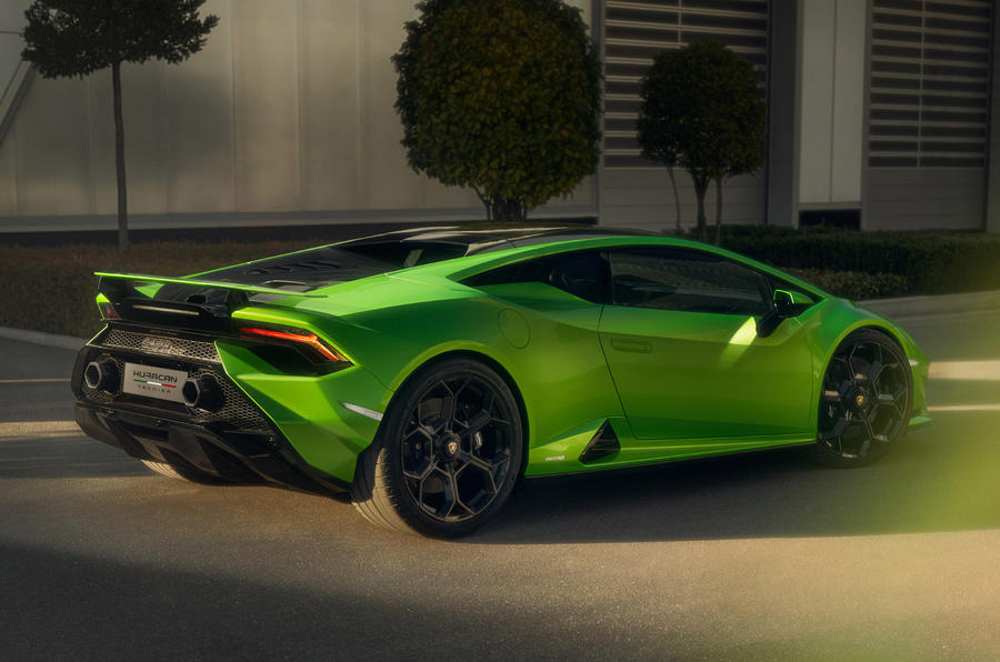 Nové Lamborghini je o 10 kg lehčí než model Evo