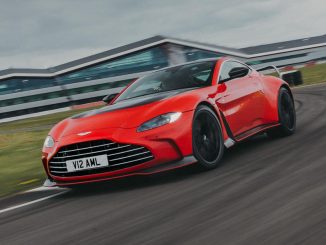 Britská automobilka Aston Martin přichází opět s vylepšeným vozem Vantage. Tentokrát s motorem V12