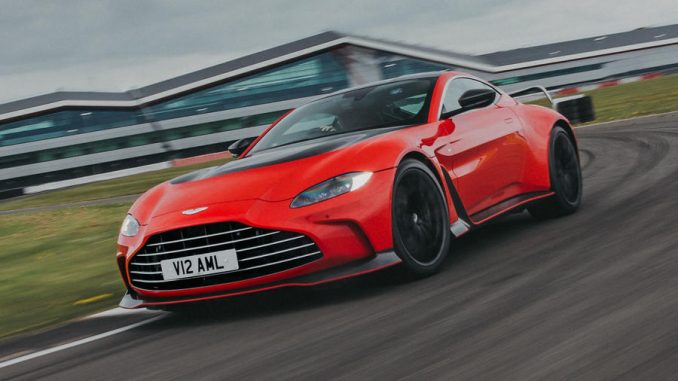 Britská automobilka Aston Martin přichází opět s vylepšeným vozem Vantage. Tentokrát s motorem V12