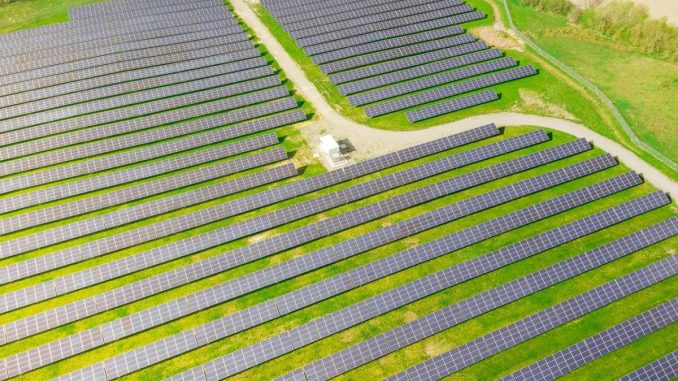 Podle IEA (International Energy Agency) - Mezinárodní energetické společnosti má solární poptávka v letošním roce dosáhnout hodnoty téměř 200 GW