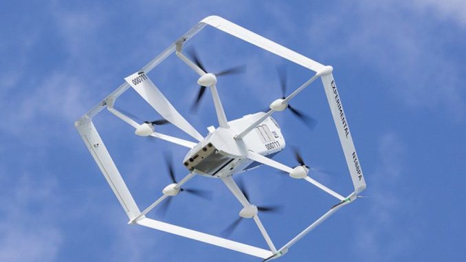 Po několika letech slibů se americká společnost Amazon opět nechala slyšet, že na konci tohoto roku začne s roznáškou zásilek pomocí dronů