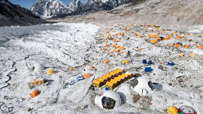 Nepál je nucený přemístit základní tábor, který vede na nejvyšší horu světa Mt. Everest. Může za to tání ledovce pod táborem