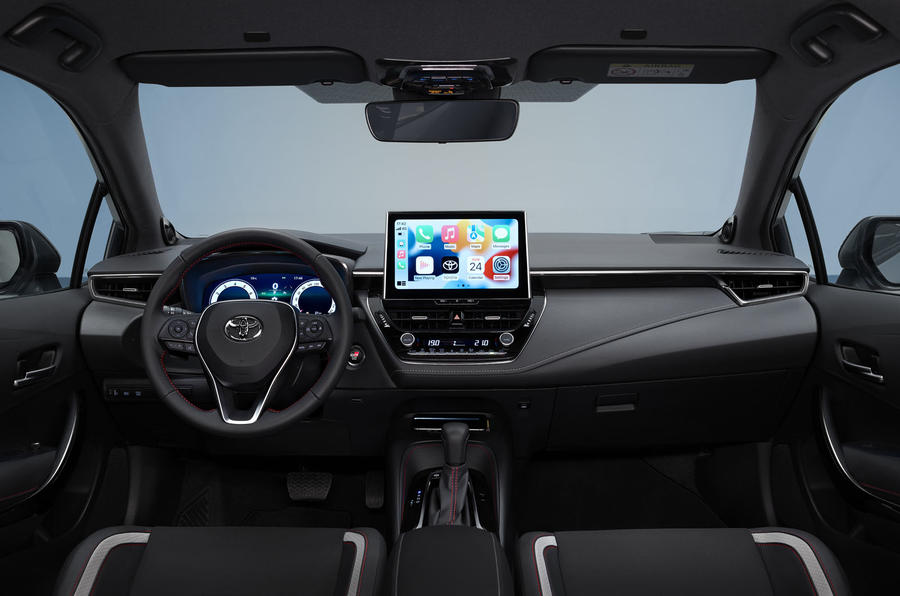 Uvnitř vozu se nachází nový informační a zábavní systém. K tomu slouží 10,5 a 12,3 palcová obrazovka