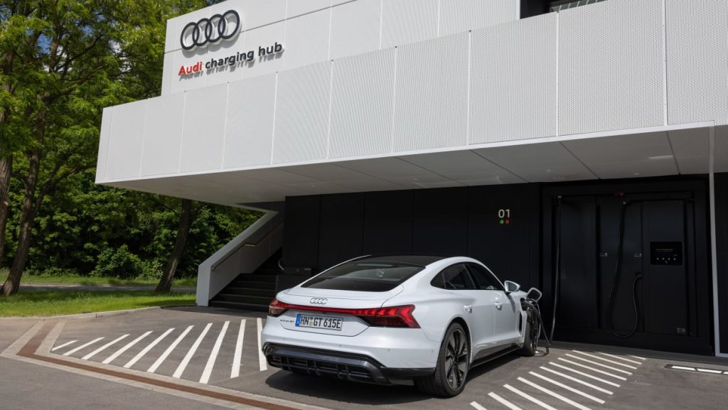 Nová nabíjecí stanice Audi má být v letošním roce ve švýcarském Curychu. V příštím roce se má objevit v Salcburku, Berlíně a v jiných německých městech