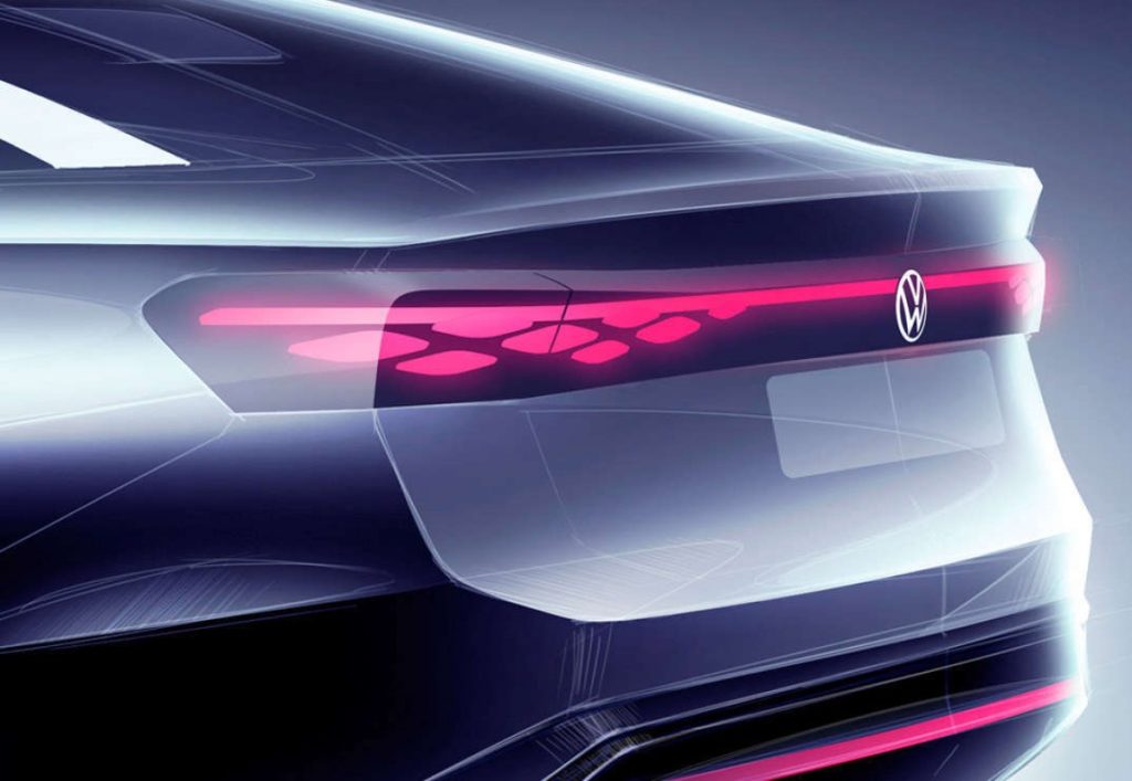 Uspořádání světlometů spolu se světelnou lištou rozdělenou odznakem VW připomíná ID. Buzz a ID.4