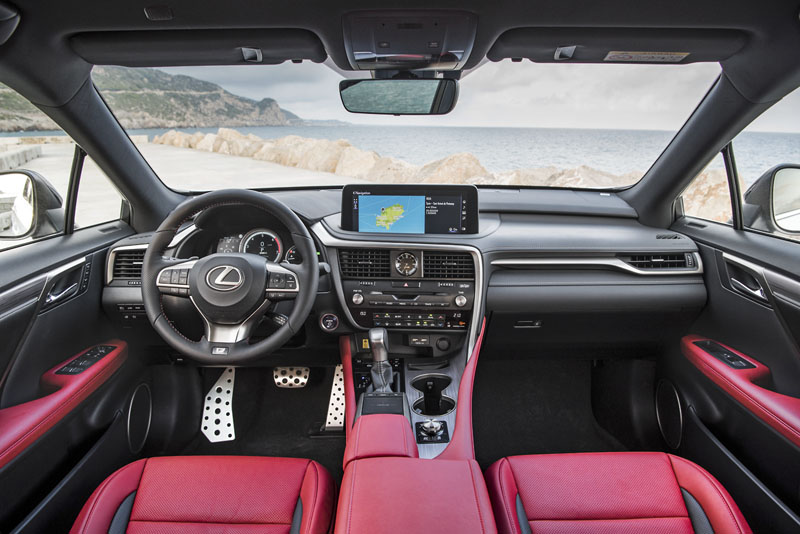 Uvnitř vozu se můžeme těšit na hlasové ovládání, které má na starosti virtuální asistent „Hey Lexus“