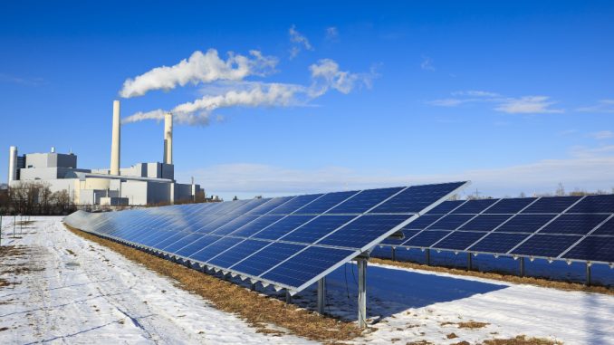 Globální průměrné vyrovnané náklady na energii ze solární energie loni klesly o 13 %. A to navzdory nárůstu nákladů na materiál a cen panelů