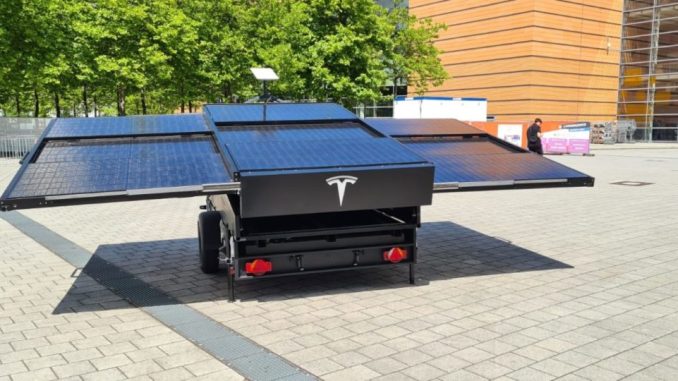 Společnost Tesla představila svůj nový solární přívěs. Obsahuje satelitní internetové připojení Starlink od SpaceX