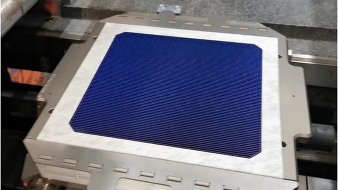 Vědci z Fraunhofer ISE postavili bifaciální heterojunkční solární článek s účinností přeměny energie 21,7 % díky rotačnímu sítotisku