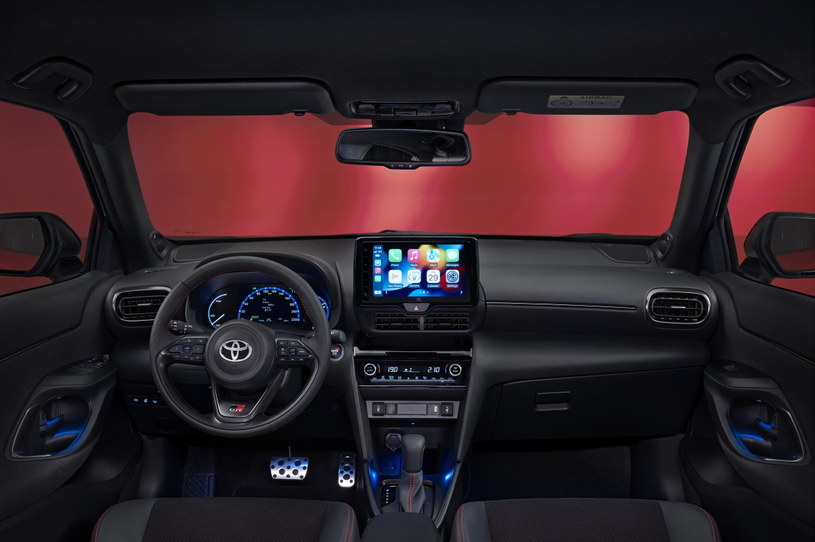 Yaris Cross GR Sport má devět palců širokou obrazovku infotainmentu s kompatibilitou Apple CarPlay a Android Automotive