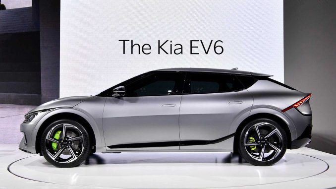 Jihokorejská automobilka Kia představuje rodinné elektrické SUV s označením EV6 GT. Stává se silným konkurentem pro Porsche Taycan