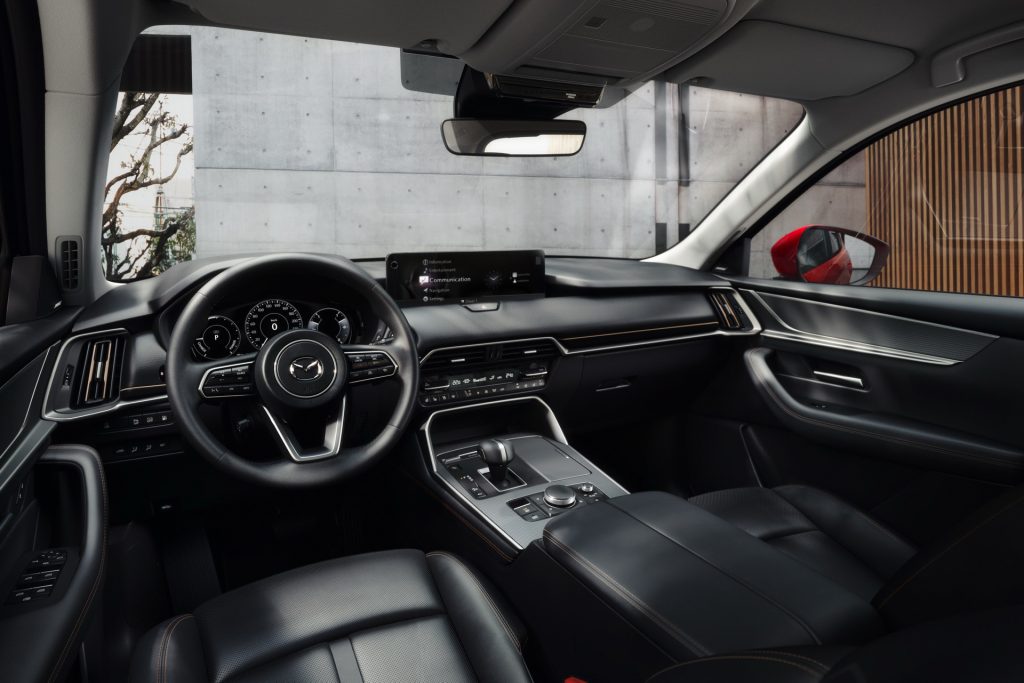 Nová Mazda má také spoustu vybavení. Najdete zde dvojici 12,3 palců širokých displejů, včetně digitální palubní desky a centrální obrazovky