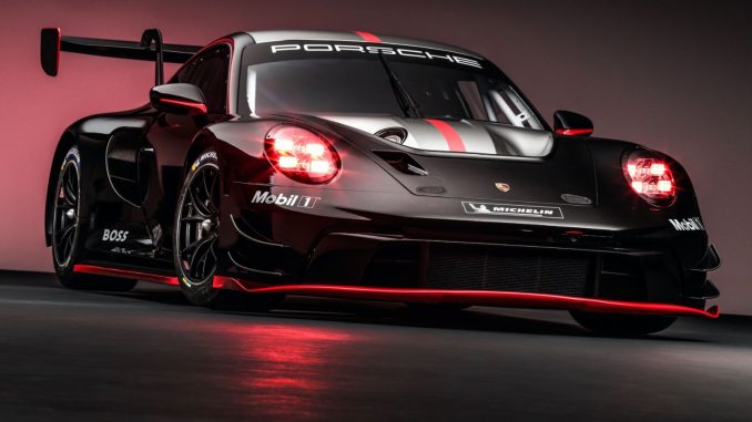 Německá automobilka Porsche zveřejnila nového závodního vyzyvatele s označením 911 GT3 R. Má větší výkon pro větší konzistenci na trati