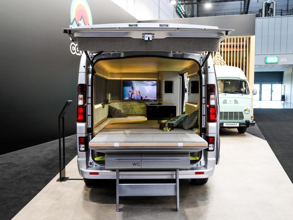 Renault uvnitř tvrdí, že karavan nabízí „komfort a vybavení 5* hotelu“ a při konstrukci kabiny využívá řadu udržitelných materiálů