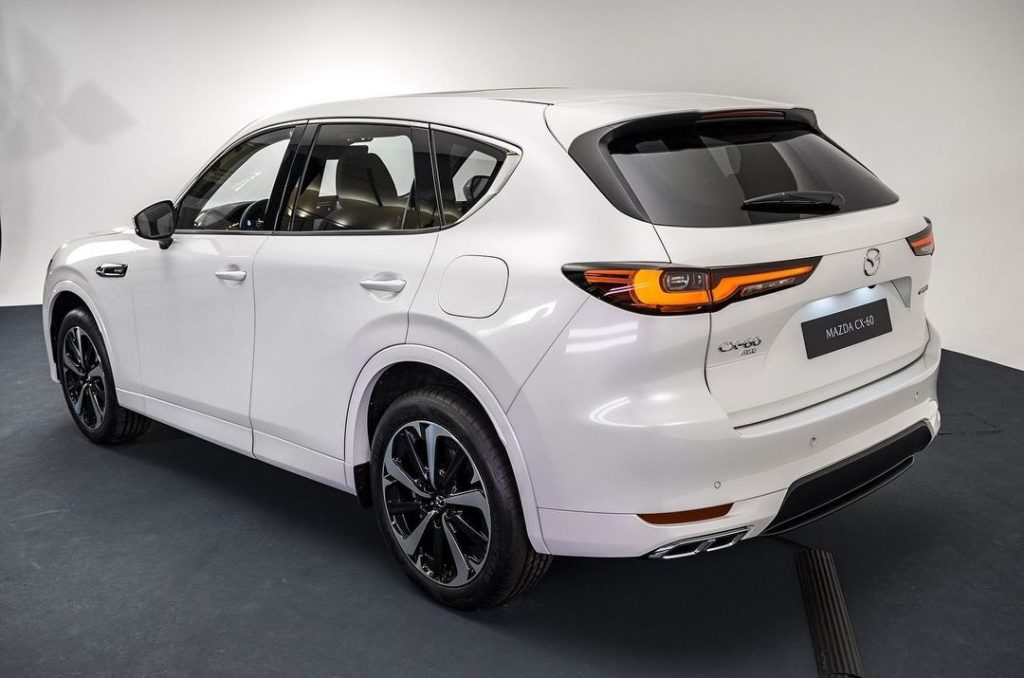 Mazda má na své straně inženýrské dědictví a zkušenosti a uvádí na trh CX-60 s velmi „aktuálním“ pohonným ústrojím. Jde o plug-in hybrid, který kombinuje 2,5l čtyřválcový zážehový motor a 17,8kWh baterii