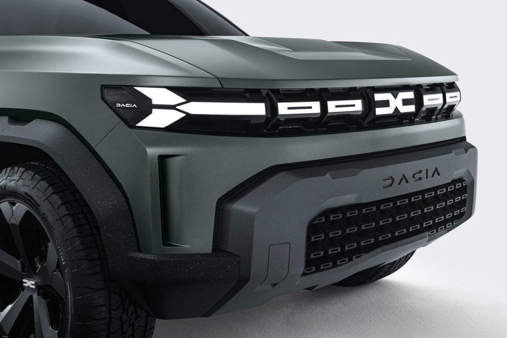 Nový, ostřejší designový jazyk jejích vozů je nejnápadnějším aspektem rebrandingu firmy, s ostřejšími světlomety a novým aktualizovaným a propojeným logem Dacia. Logo je na odchromované masce chladiče u všech modelů
