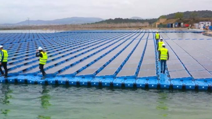 Komunita ve Španělsku používá plovoucí solární zařízení o výkonu 1,6 MW k napájení vodních čerpadel pro účely zavlažován od firmy Isigenere