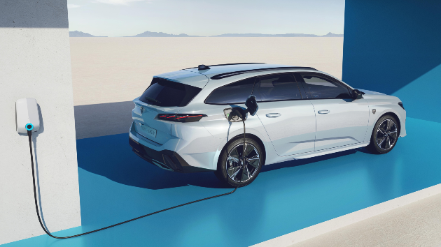 Peugeot také říká, že nová baterie e-308 má mít nové chemické složení. Dále tvrdí, že dojezd by mohl být něco přes 399 km