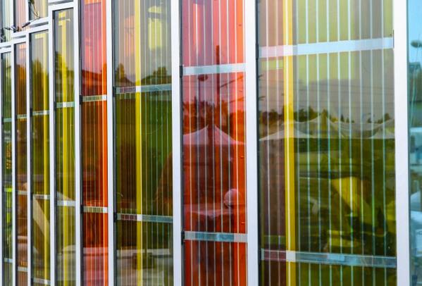 Solární články citlivé na barvivo jsou průhledné a lze je snadno vyrábět v různých barvách. Typické aplikace zahrnují střešní okna, skleníky nebo skleněné fasády