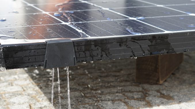 Portugalský startup Solarud představil novou generaci zařízení na odvádění vody pro fotovoltaické panely s nízkým sklonem