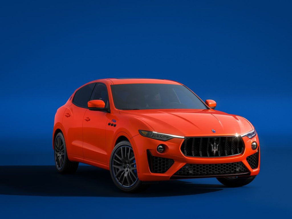 Luxusní italská automobilová značka Maserati nabízí dvě nové barvy exteriéru pro vozy FTributo, a to barvy Grigio Lamiera nebo Arancio Devil