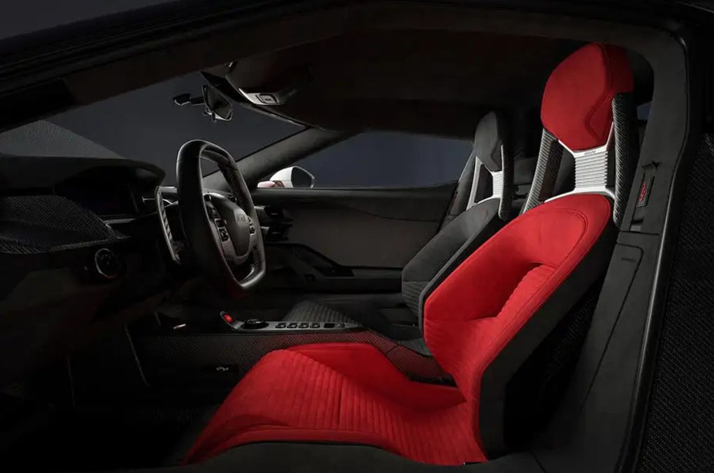 Sedadlo řidiče může být potažené červenou nebo modrou alcantarou a toto barevné téma se vztahuje i na tlačítko startování motoru a prošívání na černém sedadle spolujezdce z alcantary