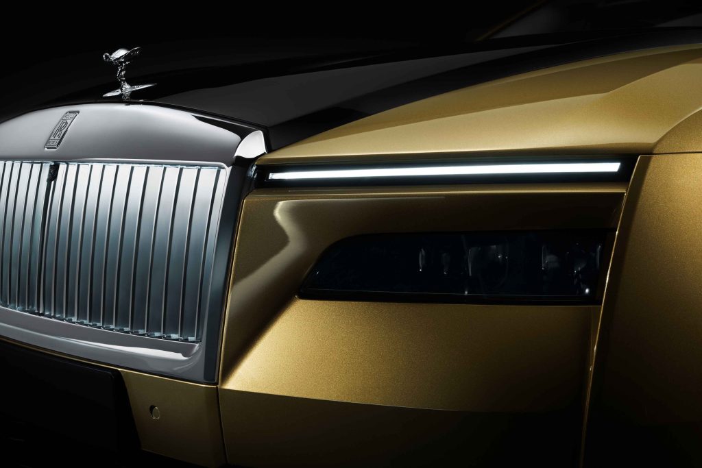 Rolls-Royce by se nedal považovat za Rolls-Royce bez charakteristické mřížky Pantheon. Ta je nyní širší a elegantnější než kdykoli předtím a v noci je osvětlená