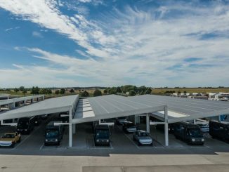 Elektrická nákladní vozidla Rivian dostanou první nabití v továrně společnosti v USA z obnovitelné energie vyrobené solární parkovací stříškou
