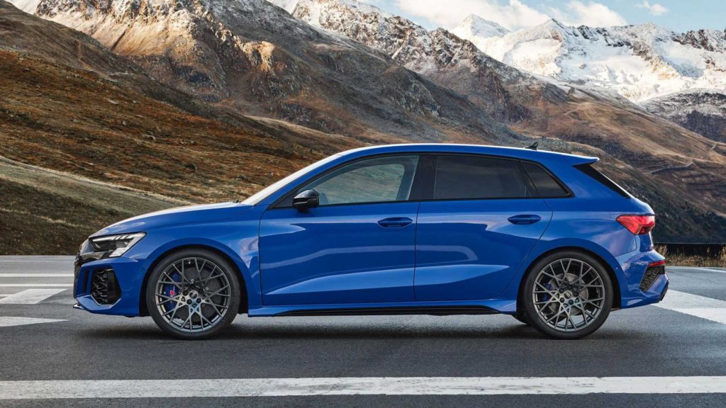 Vedle úprav pohonného ústrojí se Audi zaměřilo také na vylepšení podvozku verze RS 3 performance. Standardně je vybavený sportovním odpružením RS s adaptivním tlumením