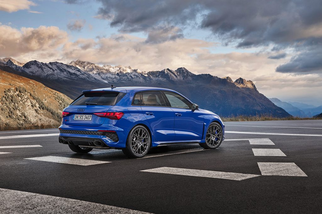 Audi bohužel uvedlo, že RS 3 performance edition se ve Velké Británii neobjeví kvůli "výrobním omezením". K dispozici má být pouze 300 kusů limitované edice RS 3, takže její vzácnost je zaručená