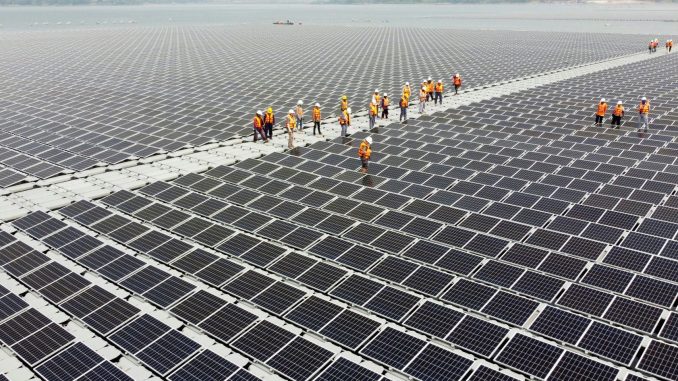 Konsorcium singapurských univerzit a společností chce zkoumat integrace hybridního plovoucího solárního projektu s přírodními vlivy