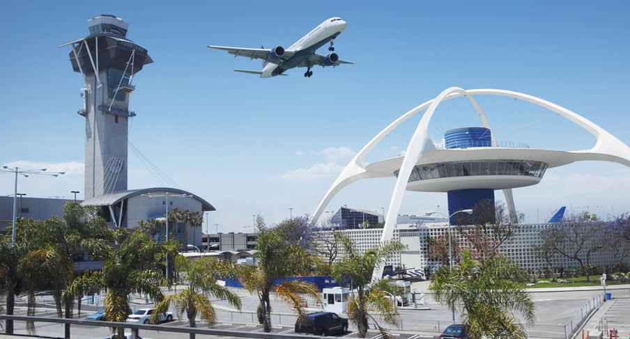 Letiště LAX disponuje infrastrukturou, která umožňuje dodávku a distribuci SAF společnosti World Energy