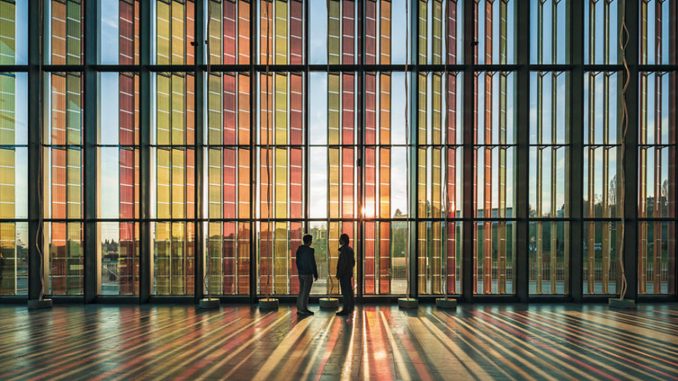 Vědci z EPFL ve Švýcarsku dosáhli nového rekordu účinnosti solárních článků citlivých na barvivo, a to 15% ze slunce a 30% z okolního světa