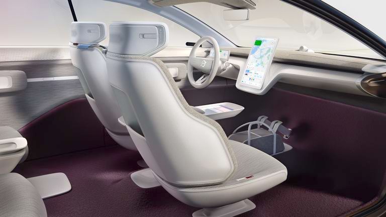 EX90 je také vybavený spoustou technologií pro bezpečnost interiéru, včetně systému porozumění řidiči. Ten obsahuje dvě kamery, které jsou zaměřené na řidiče, aby pochopily úroveň jejich koncentrace a pozornosti