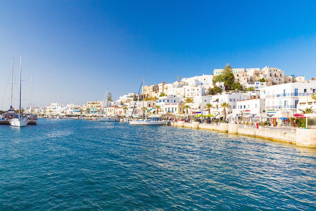 Naxos má asi 22 000 stálých obyvatel. Avšak během léta hostí více než 130 000 turistů