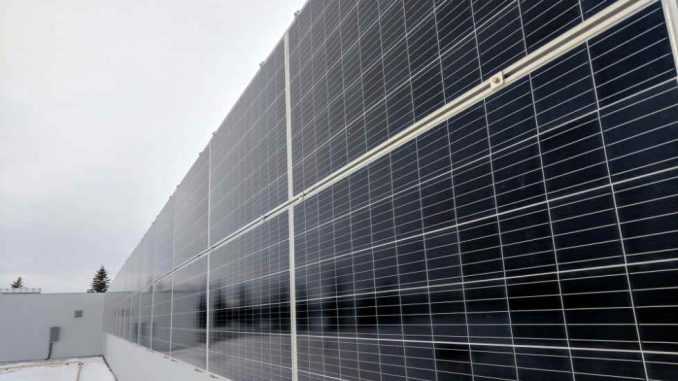 Vědci v Singapuru sestrojili vícevrstvou fotovoltaickou stěnu typu plug-and-play, kterou lze instalovat bez lešení