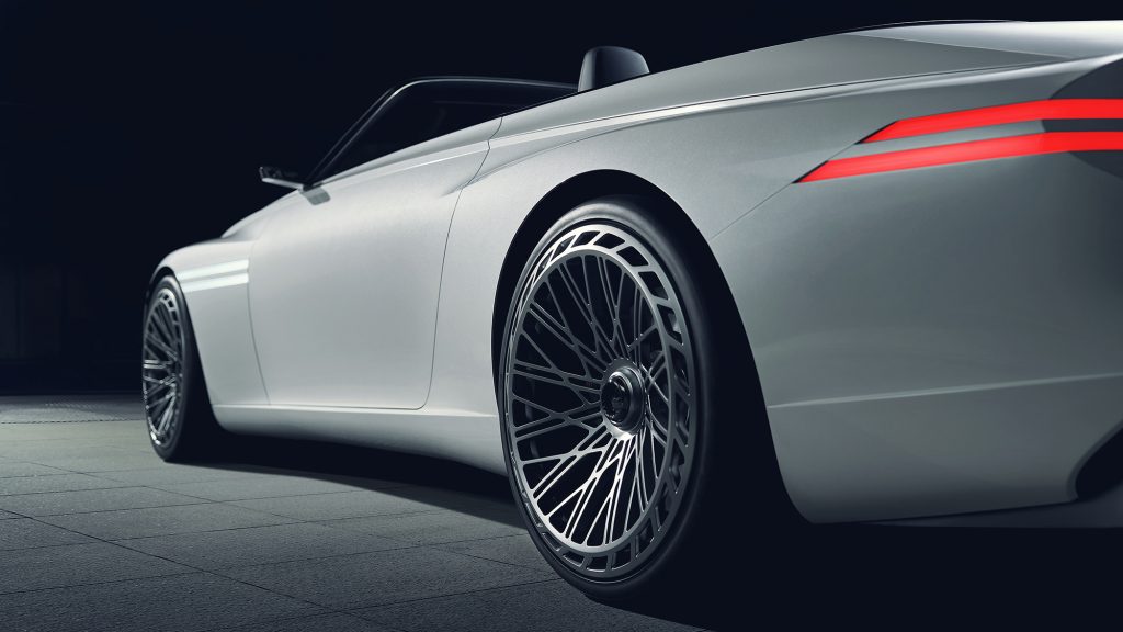 Kachní spoiler na zádi a krátké přední/zadní převisy vychází přímo z konceptů X a X Speedium Coupe
