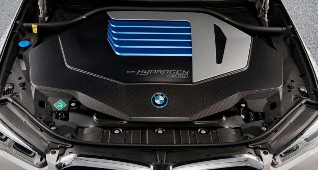 Během montáže BMW instaluje 12V a 400V elektrické systémy, vysoce výkonnou baterii, palivové články a elektromotor