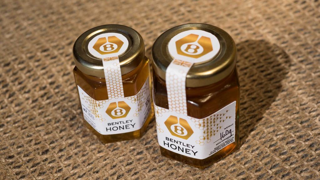 Jakmile je med řádně stočený, je pečlivě zabalený do elegantních sklenic. Poté se nabízí jako jedinečný dárek VIP návštěvníkům a hostům sídla společnosti Bentley v Crewe