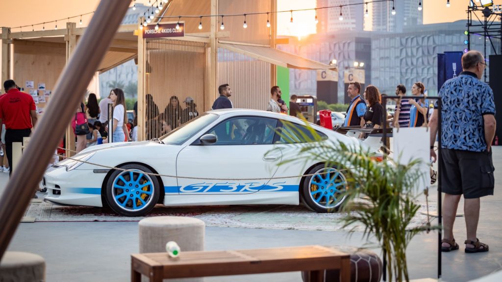 Na letošní výstavu Icons of Porsche se do Dubaje vypravily čtyři klasické sportovní vozy z německého muzea Porsche