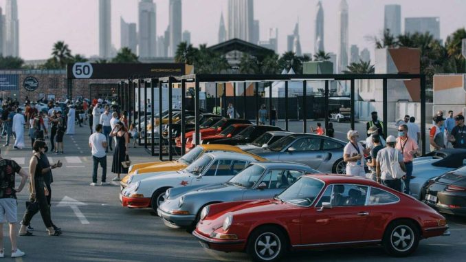 Další ročník festivalu Icons of Porsche, letos s názvem Safari Edition, se konal v Dubaji. Sešlo se zde více než 15 000 fanoušků této značky
