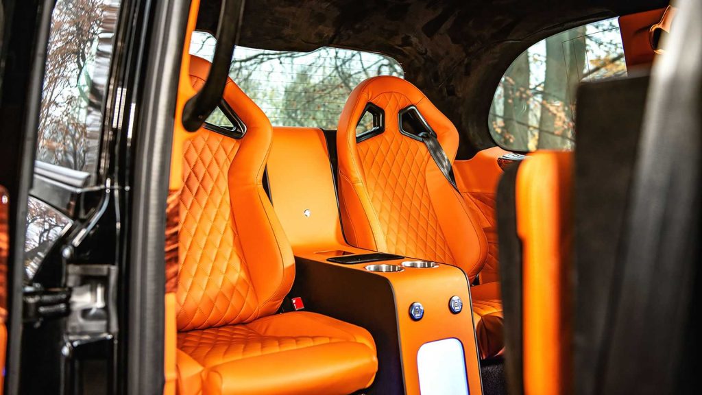 Společnost uvádí, že design sedadel je inspirovaný modelem Bugatti Chiron
