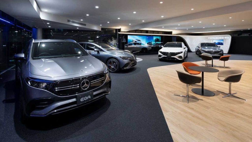 V první prodejně elektromobilů s názvem Mercedes EQ Yokohama o rozloze 1 221 metrů čtverečních je umístěných pět modelů Mercedes EQ
