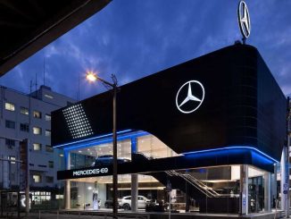Německá automobilová společnost Mercedes-Benz otevřela svou první prodejnu, které oficiálně prodává pouze elektromobily
