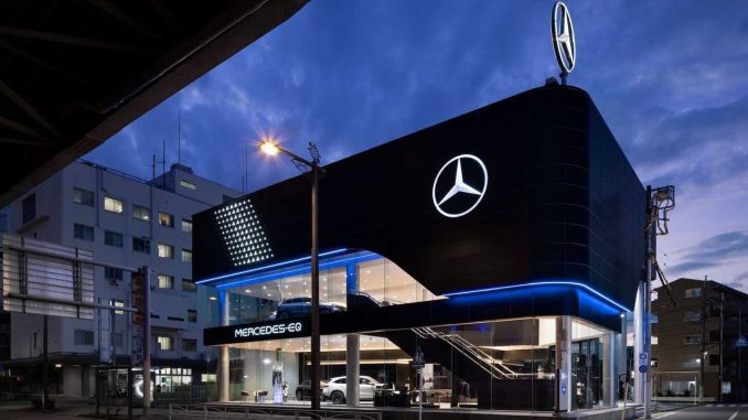 Německá automobilová společnost Mercedes-Benz otevřela svou první prodejnu, které oficiálně prodává pouze elektromobily