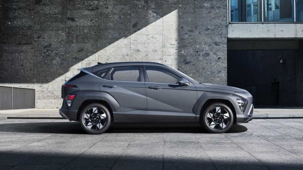 Nový model Hyundai Kona 2024 je větší než její předchůdce a její rozvor se protáhl o 60 milimetrů na 2 660 mm
